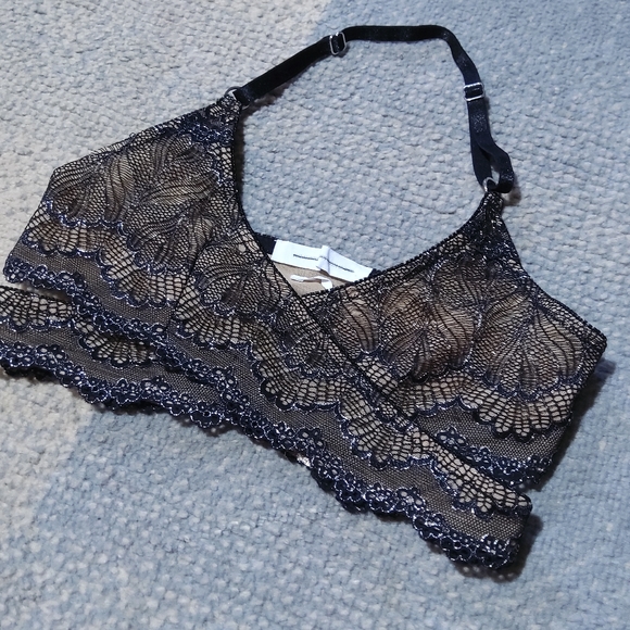 Madalynne x Out From Under Lace Crisscross Halter Bralette Bra NWOT - Picture 12 of 13